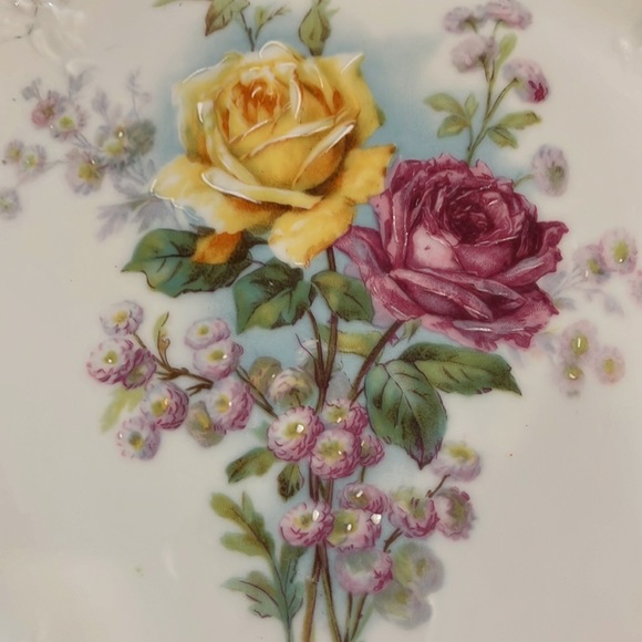 Gorgeous Decorative Plate with Pearl Luster Overlay - Yellow and Lavende… - Picture 2 of 9